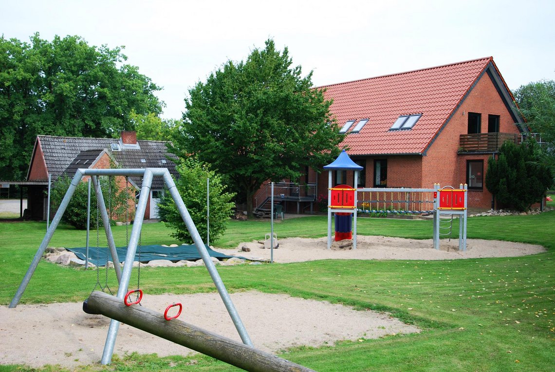 Außenbereich mit Wippe, Schaukel und Klettergerüst