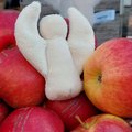 Äpfel und ein weißer Engel