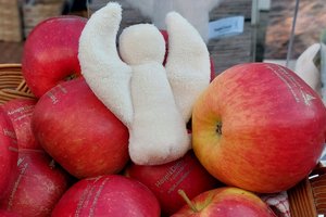 Äpfel und ein weißer Engel