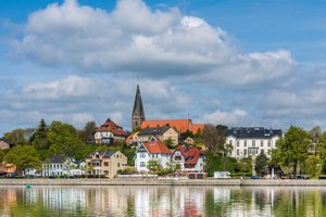 Die Borbyer Kirche an einem sonnigen Tag, Wasser im Vordergrund