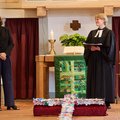 Pastorin Reimer und Frau Lehmann im Altarraum in Jevenstedt