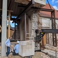 Durchblick: Nach dem Abbau der alten Steine kann man von außen durch das Kirchengebäude sehen.