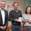 Zwei Männer und eine Frau mit einem großen Schlüssel