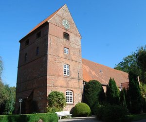 Kirche in Waabs mit mächtigem Turm