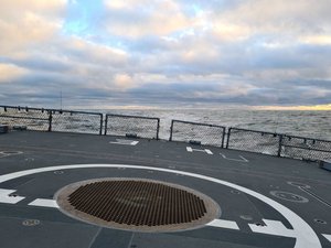 Der Start- und Landeplatz auf einem Marineschiff, im Hintergrund das offene Meer