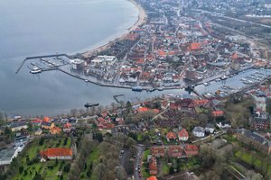 Ein Luftbild von Eckernförde und der zugehörigen Bucht sowie Bebauung