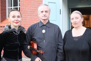 Drei Menschen schauen in die Kamera