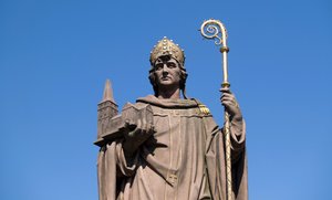 Eine Statue vor blauem Himmel