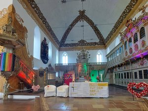 Kirchraum der Christkirche, in Regenbogenfarben beleuchtet und geschmückt