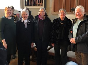 Fünf Menschen in Jacken 