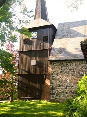 Der hölzerne Kirchturm in Bovenau