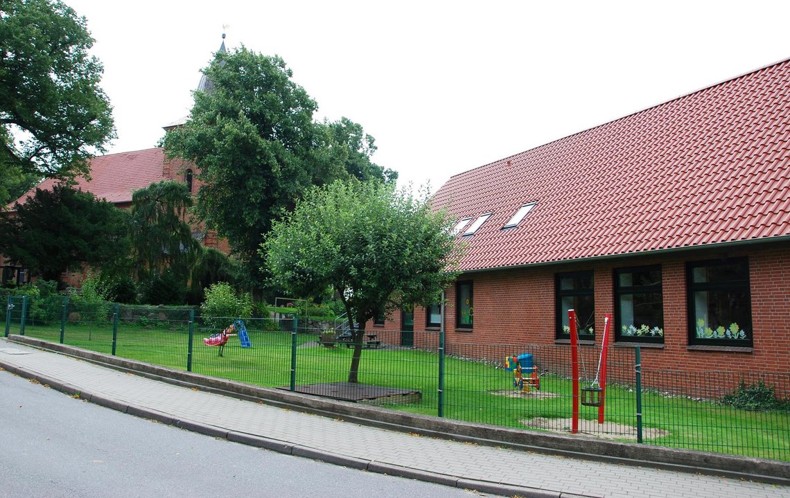 Außenbereich mit Spielgeräten für Kinder unter 3 Jahren