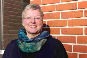 Referentin Theologische Bildungsarbeit Barbara Leicht Die Referentin steht vor einer gemauerten Wand.