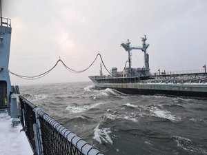 Zwei Schiffe verbunden mit einem Tankschlauch
