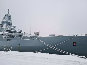 Ein Marineschiff am Anleger