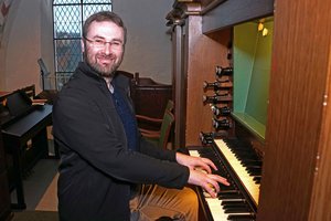 Ein Mann spielt Orgel