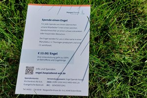 Ein Blatt Papier auf einem Stück Rasen