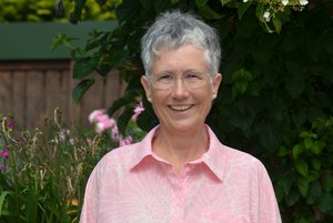 Eine Frau steht im Garten.