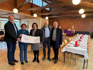 Spendenübergabe als Grund zur Freude: (von links) Pastor Rainer Karstens, Pastorin Claudia Heynen, Bürgermeisterin Janet Sönnichsen sowie Jan Homfeld und Niko Pavlovic von der Neuwerker Scheiben-Schützen-Gilde. Spendenübergabe als Grund zur Freude: (von links) Pastor Rainer Karstens, Pastorin Claudia Heynen, Bürgermeisterin Janet Sönnichsen sowie Jan Homfeld und Niko Pavlovic von der Neuwerker Scheiben-Schützen-Gilde.