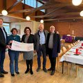 Spendenübergabe als Grund zur Freude: (von links) Pastor Rainer Karstens, Pastorin Claudia Heynen, Bürgermeisterin Janet Sönnichsen sowie Jan Homfeld und Niko Pavlovic von der Neuwerker Scheiben-Schützen-Gilde.