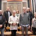 Eine Gruppe Menschen steht vor der alten Orgel in St. Marien