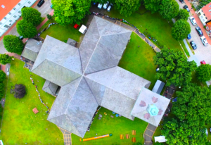 Christkirche aus der Vogelperspektive, Menschenketten erkennbar