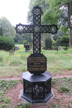 Schwarzes Grabkreuz mit goldener Inschrift