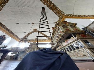 Eine Strickleiter führt ins Kirchendach