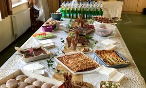 Essen auf einem Tisch mit weißer Decke