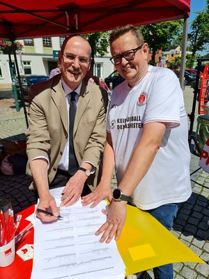 Propst Matthias Krüger bei der Unterschrift