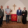 Ein Bild von Architekt, Spender, Pastorin und stv. KGR-Vorsitzendem