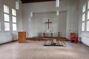 Kirchraum mit Altar und Kreuz