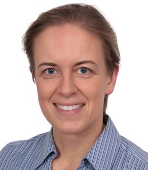 Eine Frau mit zusammengebundenen dunkelblonden Haaren