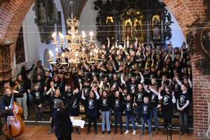 Ein sehr großer Chor im Altarraum einer Kirche