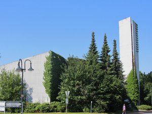 Die Altenholzer Kirche, davor Bäume