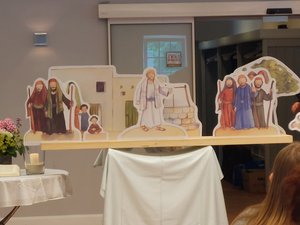 Holzfiguren auf einem Tisch