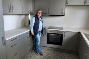 eine Frau steht in einer Küche